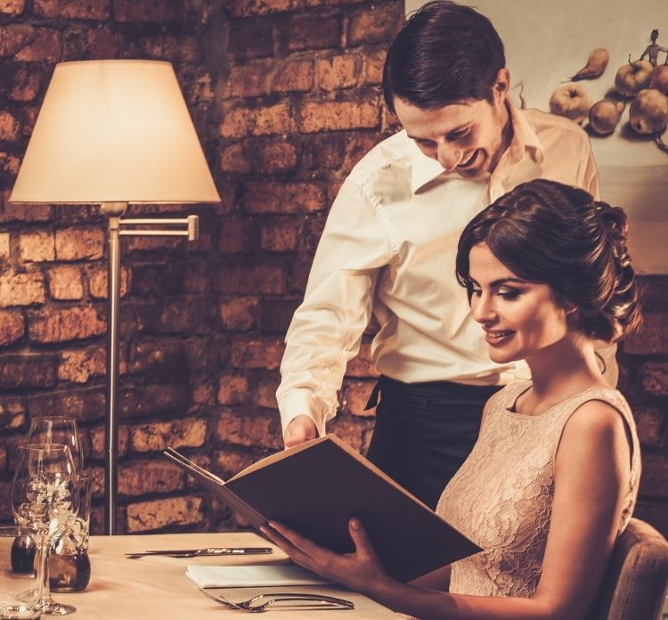 Clienti in ristorante elegante